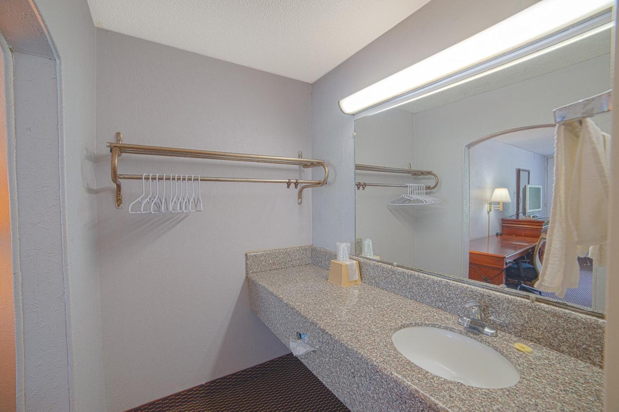Masters Inn Selma Smithfield I-95 By Oyo Exterior photo